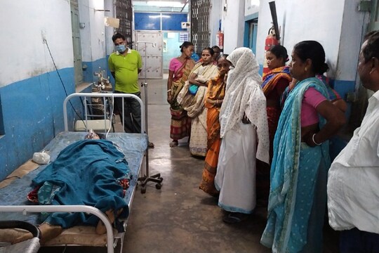 কান্দি মহকুমা হাসপাতালে গৃহবধূর দেহ ঘিরে পরিবারের সদস্যরা 