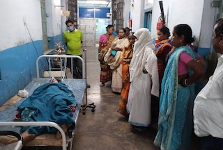 কান্দি মহকুমা হাসপাতালে গৃহবধূর দেহ ঘিরে পরিবারের সদস্যরা 