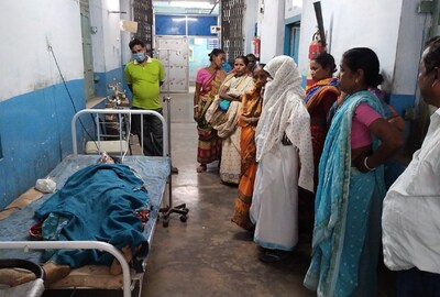 কান্দি মহকুমা হাসপাতালে গৃহবধূর দেহ ঘিরে পরিবারের সদস্যরা 