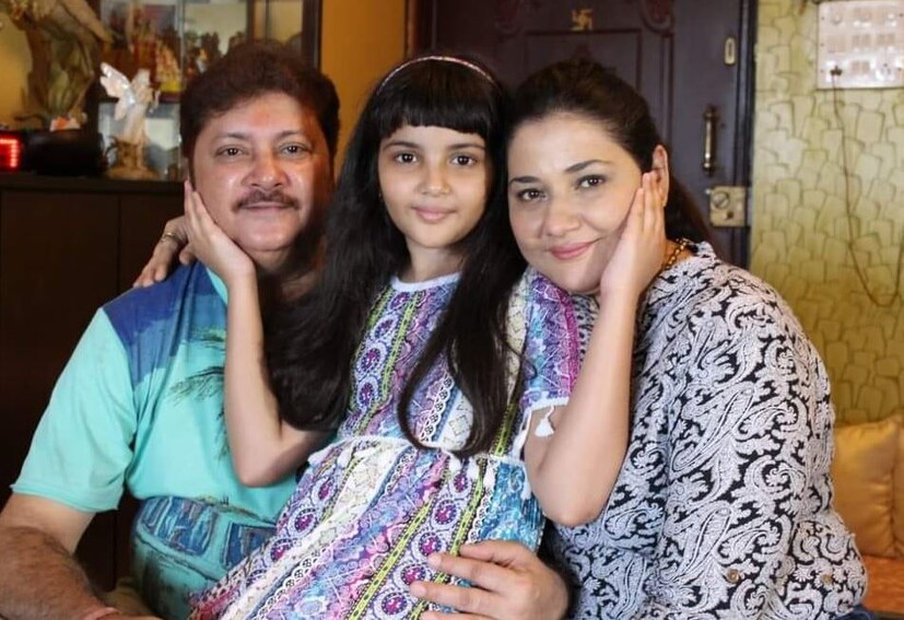 এক সময়ে বড় পর্দায়ে বহু ছবিতে নায়কের চরিত্রে অভিনয় করেছিলেন। আর তার পর বাংলা ধারাবাহিক। কিন্তু কখনও রুপোলি দুনিয়ার হাতছানিতে ভেসে যাননি প্রয়াত অভিনেতা অভিষেক চট্টোপাধ্যায়। পরিবারকেই সবার উপরে রেখেছেন তিনি। 