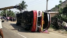 উল্টে গেল যাত্রীবোঝাই বাস, আহত ২০ উল্টে গেল যাত্রীবোঝাই বাস, আহত ২০