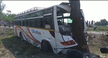 নিয়ন্ত্রণ হারিয়ে রাস্তার পাশে গাছে ধাক্কা বেসরকারি যাত্রীবোঝাই বাসের নিয়ন্ত্রণ হারিয়ে রাস্তার পাশে গাছে ধাক্কা বেসরকারি যাত্রীবোঝাই বাসের