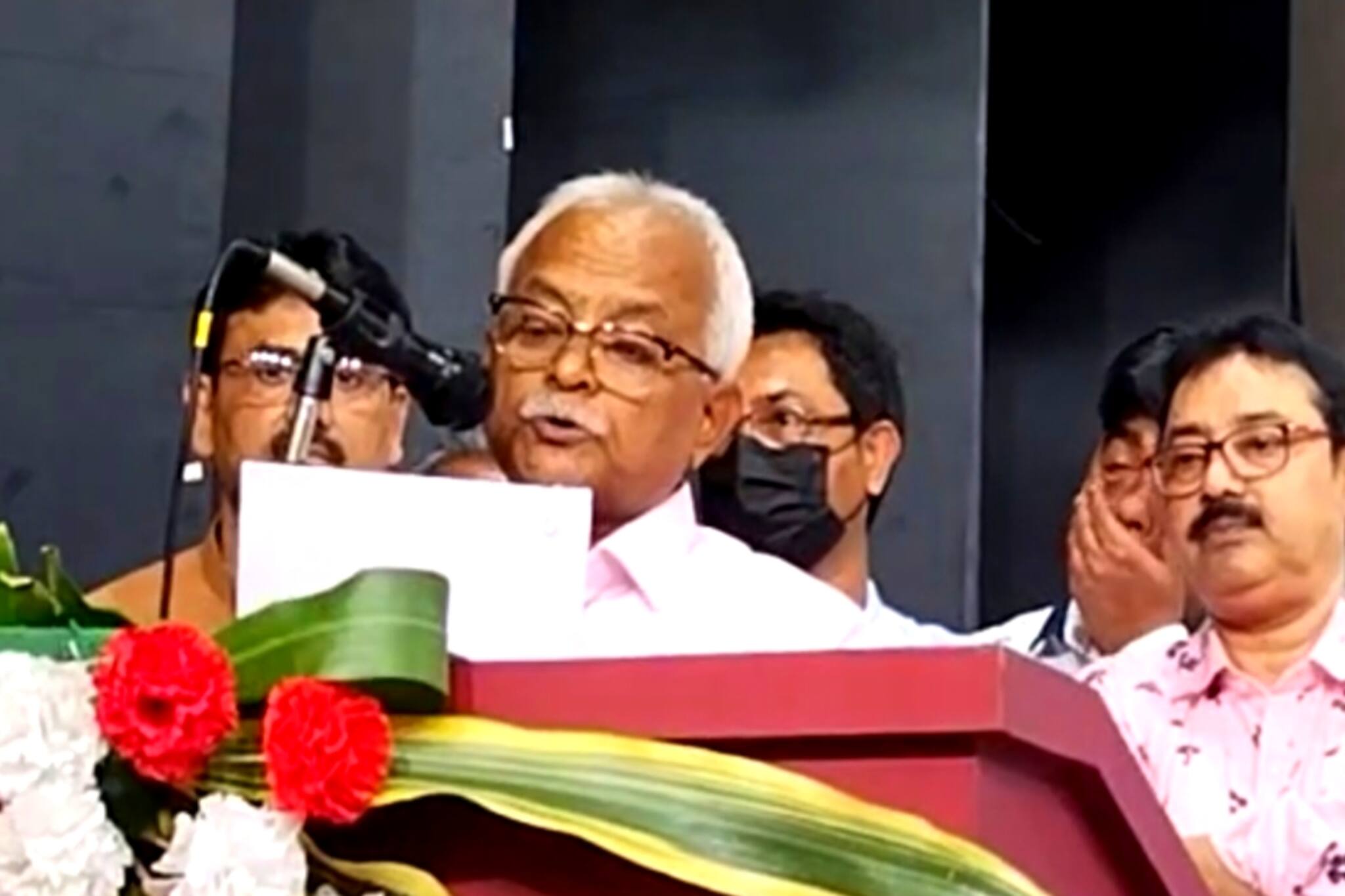 North 24 Parganas News- দীর্ঘদিনের পদ আর নেই, আক্ষেপের সুর গলায় থাকলেও নেতৃত্বের সিদ্ধান্তকে স্বাগত বারাসতের প্রাক্তন পৌরপ্রধানের