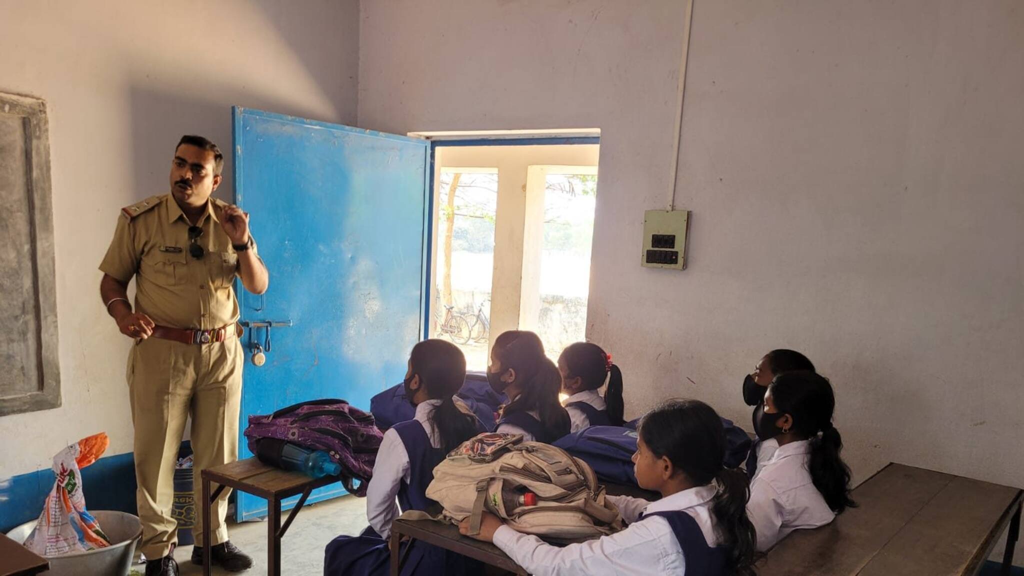 West Bardhaman News- জঙ্গল রক্ষার আবেদন নিয়ে স্কুল পড়ুয়াদের কাছে বন বিভাগের আধিকারিক