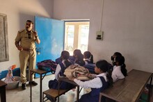জঙ্গল রক্ষার আবেদন নিয়ে স্কুল পড়ুয়াদের কাছে বন বিভাগের আধিকারিক