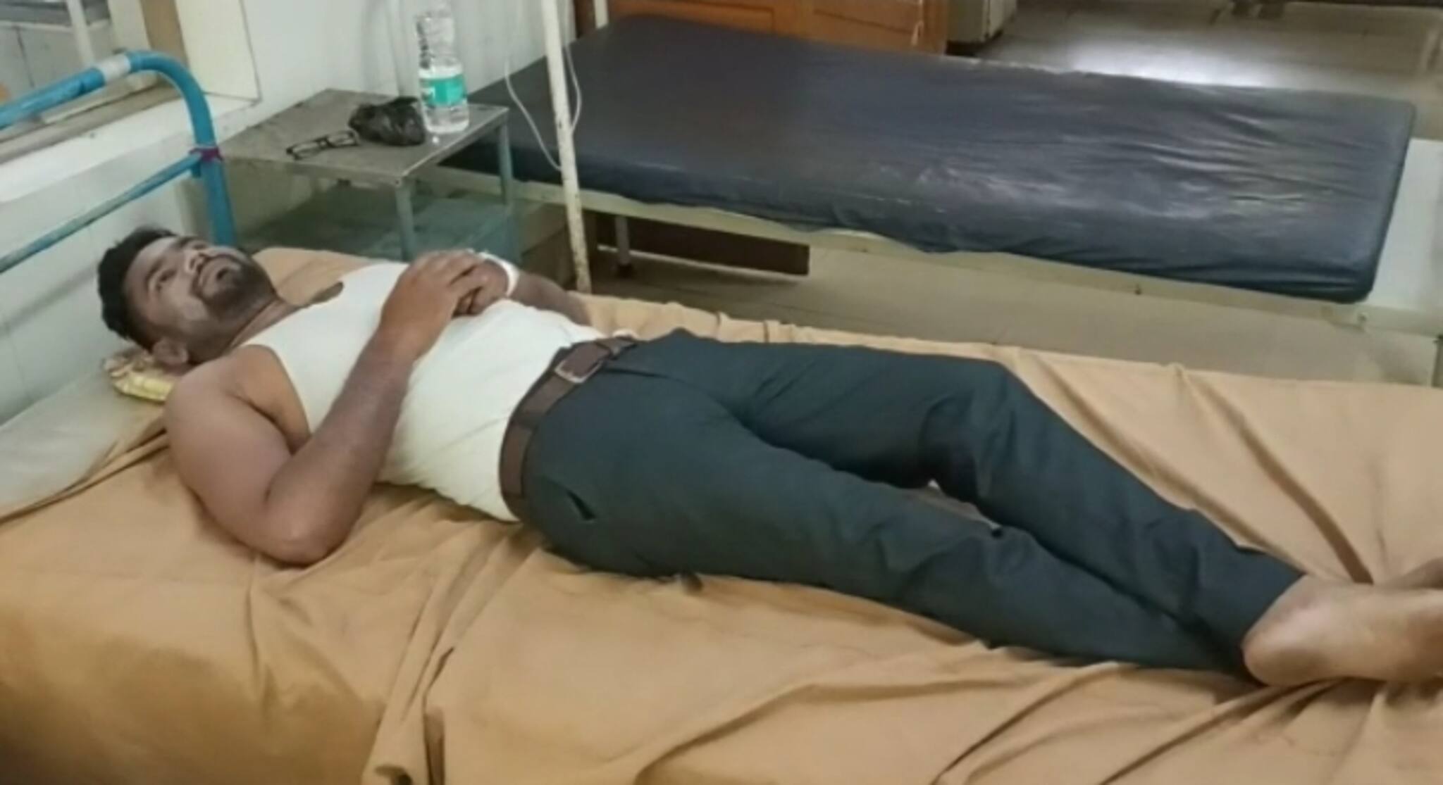 West Bardhaman News- যাচ্ছিলেন স্কুল, রাস্তায় তাড়া করল মৌমাছির দল; হাসপাতালে চিকিৎসাধীন শিক্ষক