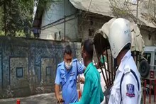 মেন রোডে রিকশা ও অবৈধ টোটো, নিষেধাজ্ঞা অমান্য করায় চলল ধরপাকড়
