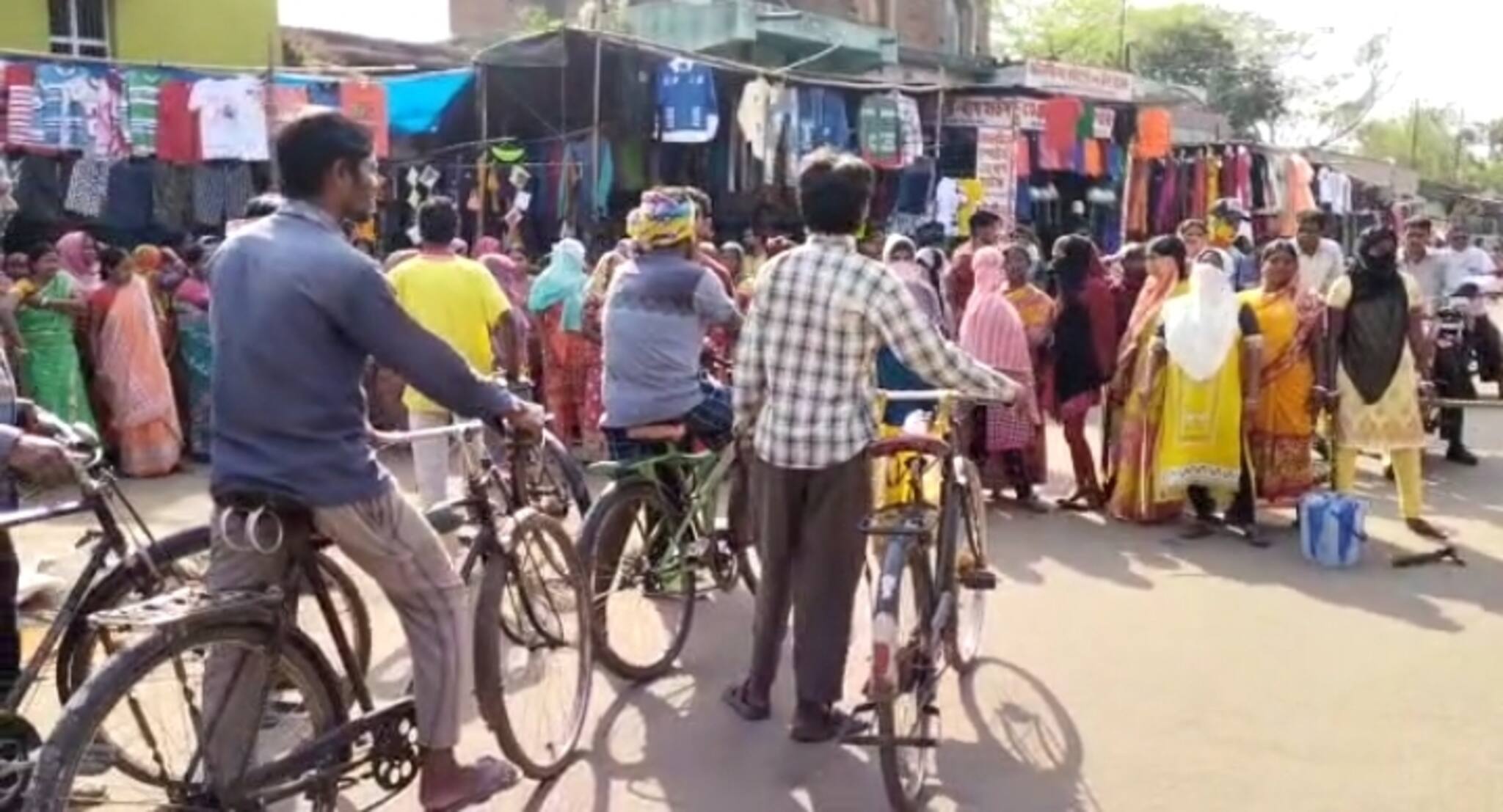 West Bardhaman News- গরমের শুরুতেই কলে আসছে না জল; উখরায় বিক্ষোভ স্থানীয় বাসিন্দাদের