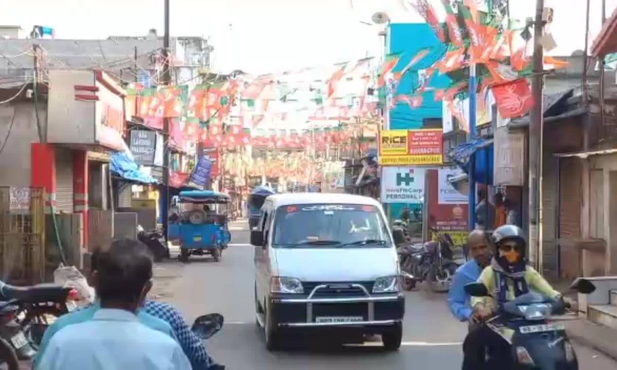 West Medinipur News: রাজ্য সড়ক থেকে শুরু করে অলিতে গলিতে পড়ে রয়েছে দলীয় পতাকা