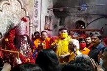 তারাপীঠে পুজো দিলেন কৃষি মন্ত্রী শোভনদেব চট্টোপাধ্যায় তারাপীঠে পুজো দিলেন কৃষি মন্ত্রী শোভনদেব চট্টোপাধ্যায়