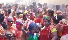 শান্তিপুরে বসন্ত উৎসবের দ্বিতীয় দিনে অংশগ্রহণ করলেন তৃতীয় লিঙ্গের মানুষেরা শান্তিপুরে বসন্ত উৎসবের দ্বিতীয় দিনে অংশগ্রহণ করলেন তৃতীয় লিঙ্গের মানুষেরা