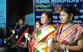 দুধের গ্লাস হাতে মহিলারা।