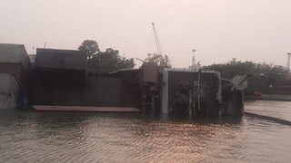 দুর্ঘটনাগ্রস্ত ভেসেল থেকে তেল, রাসায়নিক জলে ছড়িয়ে পড়া আটকাতে বিশেষ ব্যবস্থা বন্দর কর্তৃপক্ষের