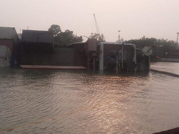 দুর্ঘটনাগ্রস্ত ভেসেল থেকে তেল, রাসায়নিক জলে ছড়িয়ে পড়া আটকাতে বিশেষ ব্যবস্থা বন্দর কর্তৃপক্ষের