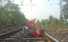 কোন্নগরে ট্রেন অবরোধ সিপিআইএম কর্মী-সমর্থকদের কোন্নগরে ট্রেন অবরোধ সিপিআইএম কর্মী-সমর্থকদের