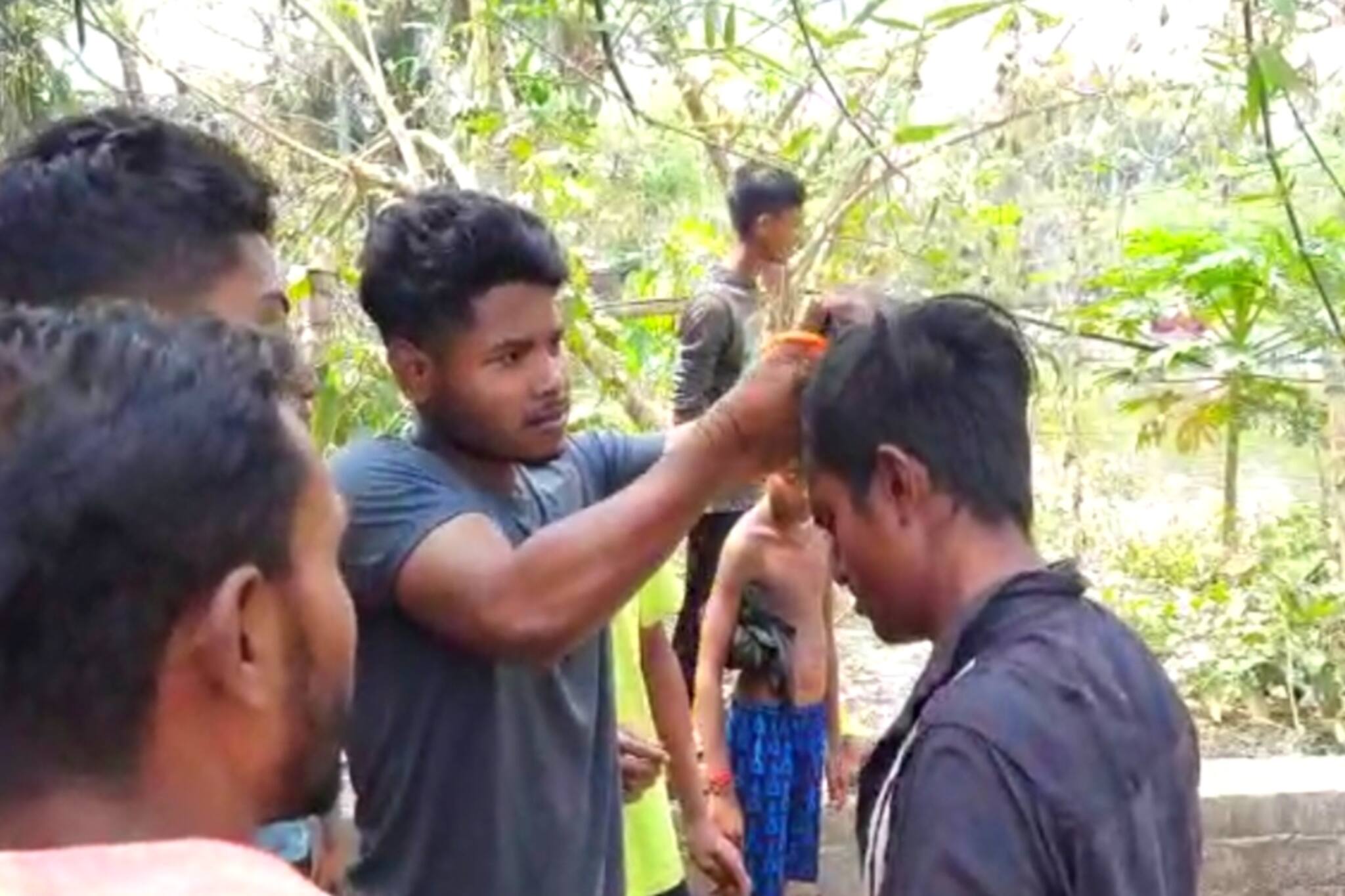 North 24 Parganas: চুরির অভিযোগে চোরকে গণধোলাই, কেটে দেওয়া হল মাথার চুল 