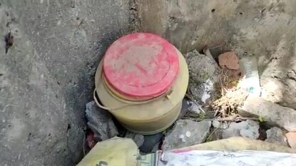 বীরভূমের দুই এলাকায় উদ্ধার শতাধিক তাজা বোমা বীরভূমের দুই এলাকায় উদ্ধার শতাধিক তাজা বোমা