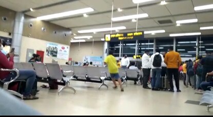 অন্ডালের কাজী নজরুল বিমানবন্দরে যাত্রীদের আনাগোনা।