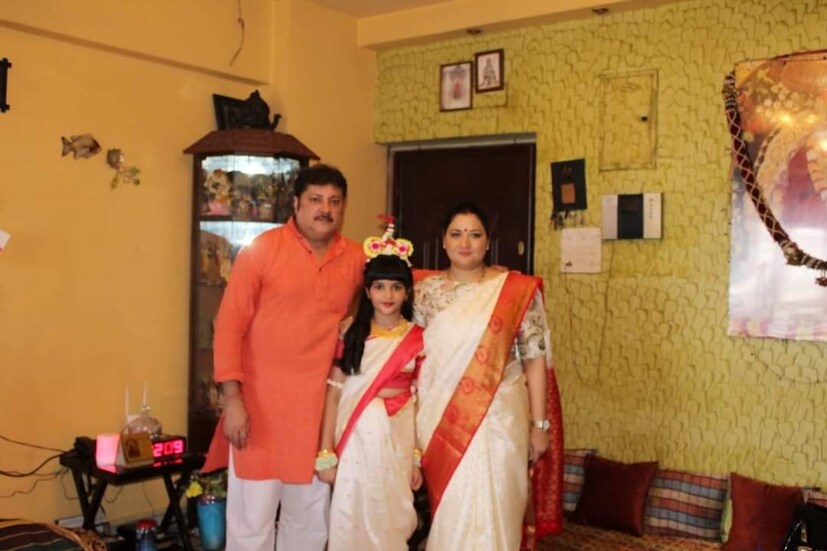 কিছু মাস আগেই পারিবারিক ছবিতে অনুরাগীদের শারদোৎসবের শুভেচ্ছা জানিয়েছিলেন৷ সে ছবিতে অভিষেকের মেয়েকে দেখা গিয়েছিল মা দু্র্গার সাজে৷ 