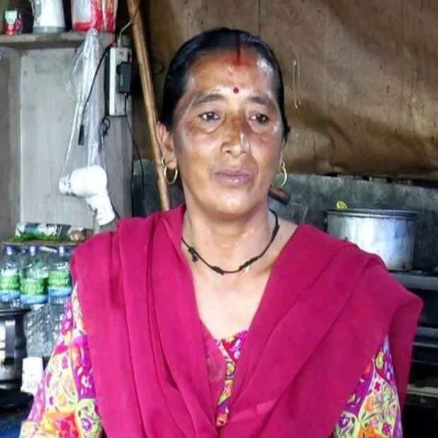 মজার বিষয় হল, উত্তরপ্রদেশে নির্বাচনের সময় মুখ্যমন্ত্রী যোগী আদিত্যনাথ বারবার নিজেকে ‘রামভক্ত’ বলে দাবি করেছেন। অথচ অন্য দিকে সেই সুদূর উত্তরাখণ্ডে বসে যোগী আদিত্যনাথের দিদি তাঁর জয়ের জন্য ভগবান শিবের কাছে প্রার্থনা করে চলেছেন। তবে মুখ্যমন্ত্রীর দিদি হওয়া সত্ত্বেও প্রচারের আলো থেকে শতহস্ত দূরেই থাকেন শশী। বহু পরিশ্রম করে দোকান চালিয়ে দিন গুজরান হয় তাঁর পরিবারের। আসলে উত্তরাখণ্ডের পৌড়ি গাড়োয়ালের পঞ্চুর গ্রামে জন্মগ্রহণ করেছিলেন যোগী আদিত্যনাথ। এর পর যমকেশ্বরে নিজের গুরুর শরণে গিয়ে সন্ন্যাস গ্রহণ করেছিলেন তিনি। তবে সেই পঞ্চুর গ্রামেই রয়ে গিয়েছে তাঁর পরিবার। কিছু সময় আগেই মৃত্যু হয়েছে তাঁর বাবার। 