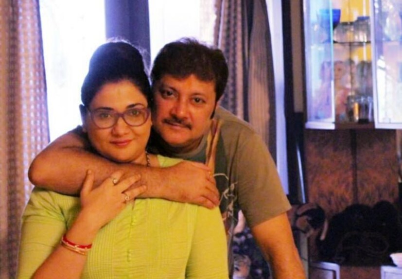 একটা সময় চলচ্চিত্র জগৎ থেকে সরে গেলেও, অভিনয় থেকে কখনও সরে যাননি। বরং অভিনয়কে আঁকড়ে ধরেই বেঁচেছিলেন অভিষেক চট্টোপাধ্যায়। যাত্রা, থিয়েটারের পাশাপাশি শেষ বেশ কয়েক বছর যাবৎ একের পর এক ধারাবাহিকে অভিনয় করে দর্শকদের মনের আরও কাছে পৌঁছে গিয়েছিলেন তিনি। প্রথম ধারাবাহিক ‘টাপুর টুপুর’, ‘আঁচল’ এবং পরে ‘মোহর’, ‘চোখের তারা তুই’, ‘ইচ্ছে নদী’, ‘অন্দরমহল’, ‘কুসুম দোলা’, ‘ফাগুন বউয়ে’র মতো ধারাবাহিকে চুটিয়ে অভিনয় করেছেন অভিষেক। ‘খড়কুটো’ ধারাবাহিকে গুনগুনের বাবার চরিত্রে অভিনয় করে মন জিতে নিয়েছেন তিনি। কাজপাগল মানুষটা কাজের মধ্যেই যেন নিলেন চিরবিদায়।