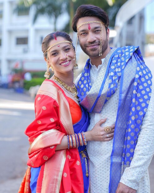 *'স্মার্ট জোড়ি'তে একাধিক সেলিব্রিটি দম্পতি অংশ নেবেন। সেখানে নিজেদের জীবনের বিশেষ দিন রি-মেক করবেন সকলে। সেই অনুষ্ঠানেই অংশ নেবেন অভিনেত্রী অঙ্কিতা লোখান্ডে এবং স্বামী ভিকি জৈন। ফের বসবেন বিয়ের পিঁড়িতে। তবে এ বারে মারাঠি ট্র্যাডিশনে বিয়ে হবে। (Picture Credits: Ankita Lokhande Jain/Instagram) 