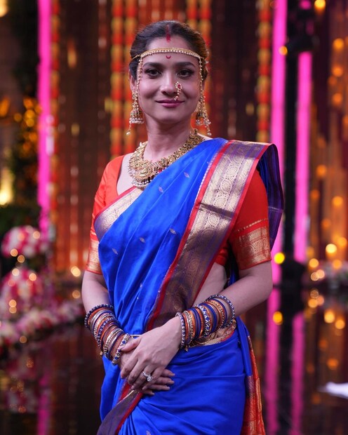 *ছবিতে ভিকি এবং অঙ্কিতাকে দেখা গিয়েছে ট্র্যাডিশনাল মারাঠি বিয়ের পোশাকে। অঙ্কিতা পরেছেন লাল এবং নীলের মিশেলে সাউথ ইন্ডিয়ান শাড়ি। ভিকি পরেছেন সাদা কুর্তা-পাজামা। (Picture Credits: Ankita Lokhande Jain/Instagram)