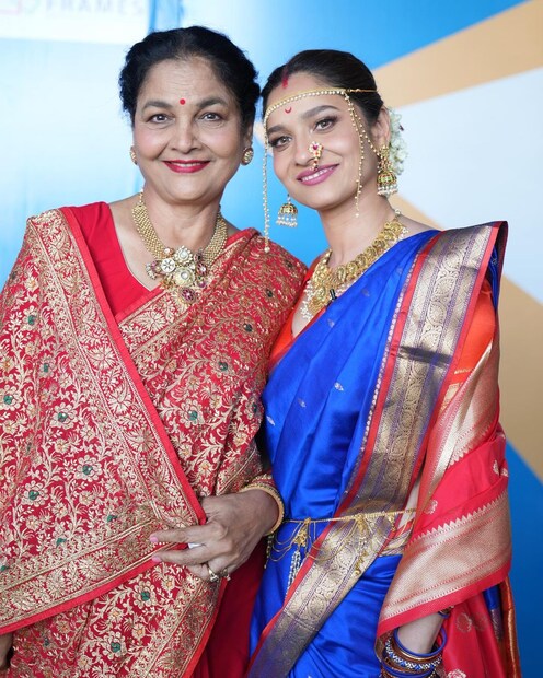 *“Shaadi bohot lavish hui, magar ek cheez reh gayi, ek Marathi style mein shaadi ho jaye (Their wedding was very lavish but let's get them married in a Maharashtrian way),” ...প্রমোতে এ কথা বলতে শোনা গিয়েছে, তাঁর মা-কে। (Picture Credits: Ankita Lokhande Jain/Instagram) 