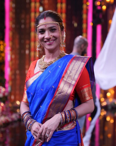  *যে ছবি অঙ্কিতা শেয়ার করেছেন, তার মধ্যে রয়েছে মায়ের সঙ্গে একটি ছবিও। কিছু দিন আগে এপিসোডের একটি প্রমো ভিডিও শেয়ার করেন। সেখানেও তাঁর মারাঠি লুক নজর কেড়েছে। (Picture Credits: Ankita Lokhande Jain/Instagram)