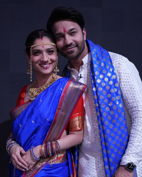 *বিয়ের দিনে মনীশ মালহোত্রার ডিজাইন করা গোল্ডেন লেহেঙ্গা পরেছিলেন। সঙ্গে ছিল ভারী গয়না। মানানসই পোশাক পরেছিলেন ভিকি জৈন। (Picture Credits: Ankita Lokhande Jain/Instagram) 