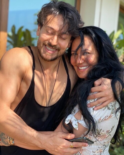 মায়ের সঙ্গে ছেলের আদুরে ছবি, তুলেছেন বোন কৃষ্ণা। 