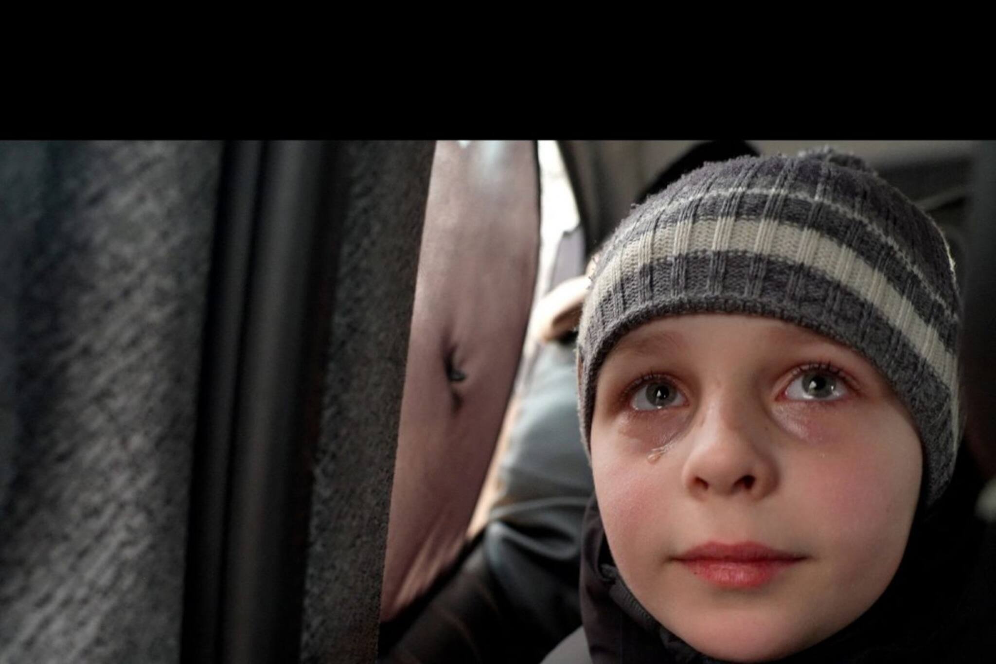 বাবাকে রেখে, প্রিয় শহর ছেড়ে চলে যেতে চোখের জল বাঁধ মানছে না ইউক্রেনীয় বালকের