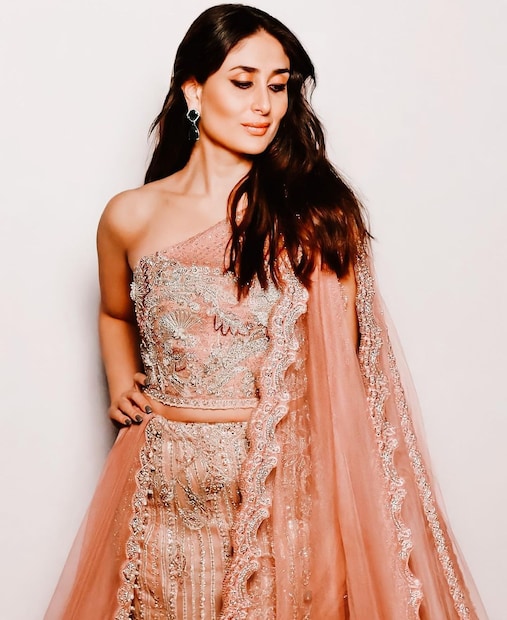 করিনা কাপুর খান (Kareena Kapoor Khan) করিনা কাপুর খান বরাবরই ওজন কমানোর ক্ষেত্রে অনুপ্রেরণা জুগিয়ে এসেছেন। তবে কোনও রকমারি ডায়েট নয়, সাধারণ ওয়ার্কআউটের সঙ্গে স্বাস্থ্যকর সুষম খাদ্যের উপরই ভরসা রেখেছেন করিনা। সেক্ষেত্রে খিচুড়ি করিনার অন্যতম পছন্দের খাবার। তাছাড়াও তিনি যে কোনও টাটকা খাবার, বাজরা, রাগি খেতে ভালবাসেন।