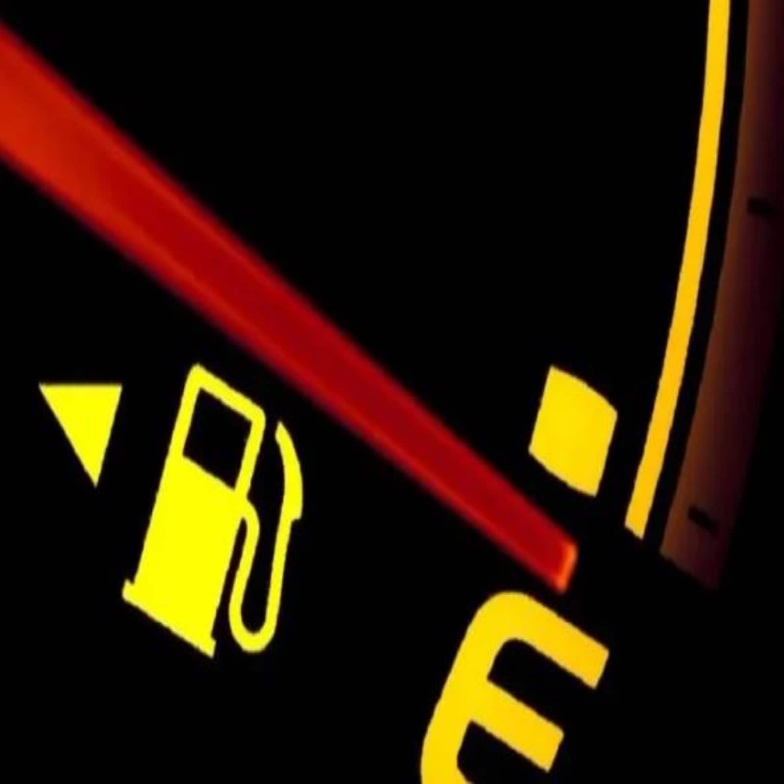 *আপনার গাড়িতে তেল কম থাকলে, আপনি ড্যাশবোর্ডে একটি কম জ্বালানীর নির্দেশক দেখতে পাবেন। এটি আপনাকে মনে করিয়ে দেয় তাড়াতাড়ি পেট্রোল বা ডিজেল রিফিল করতে হবে।