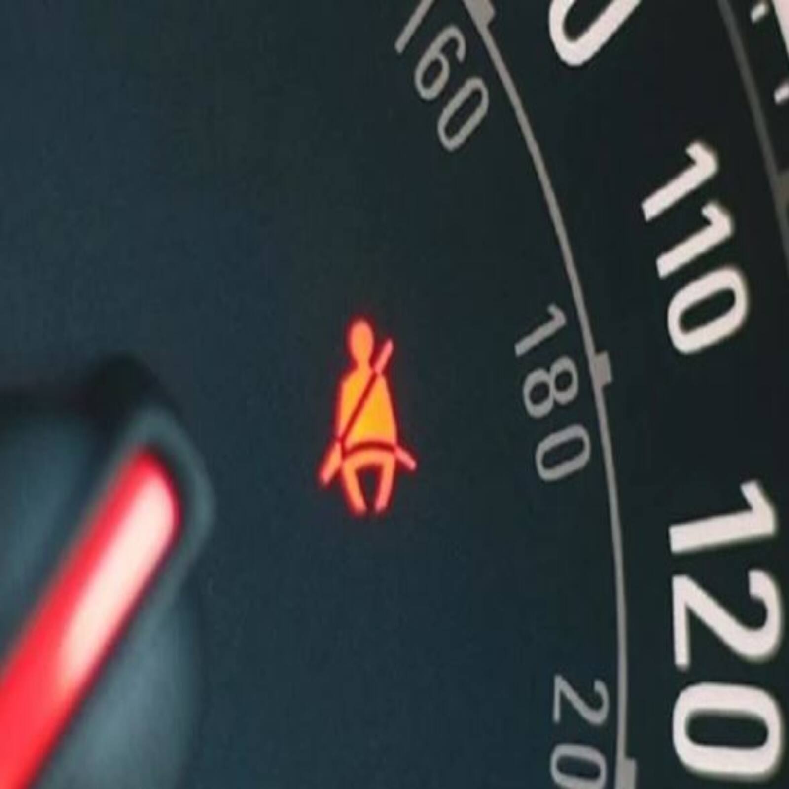 *ড্যাশবোর্ডে রয়েছে সিট বেল্ট অনুস্মারক। গাড়ি চালানোর সময়ে সিট বেল্ট পরা বাধ্যতামূলক। আইন কঠোর হওয়ায় এখন সিট বেল্ট পরেন প্রায় সকলেই। কিন্তু কখনও এমন হতে পারে, আপনি ভুলে গিয়েছেন। আপনাকে সেই কথা মনে করিয়ে দেবে ড্যাশবোর্ড। আপনি যদি গাড়িতে বসার পর সিট বেল্ট না পরে থাকেন, তাহলে ড্যাশবোর্ডে এই চিহ্নটি দেখতে পাবেন।