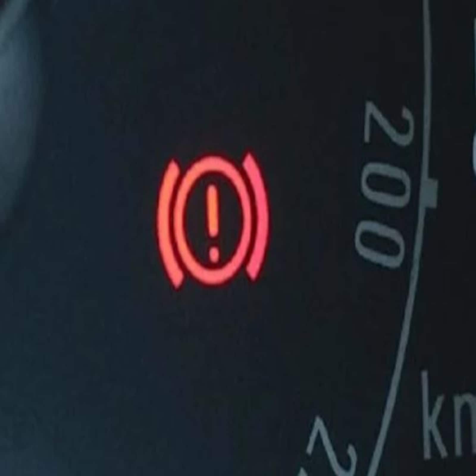 *এই আলোকে ব্রেক সতর্কতা নির্দেশক বলা হয়। অনেক সময় মানুষ গাড়ি পার্ক করার পর হ্যান্ড ব্রেক লাগায়। কিন্তু রিস্টার্ট করার আগে হাতের ব্রেক খুলে ফেলুন। আপনি যদি তা না করে থাকেন তবে আপনি এই ইঙ্গিতটি দেখতে পাবেন।