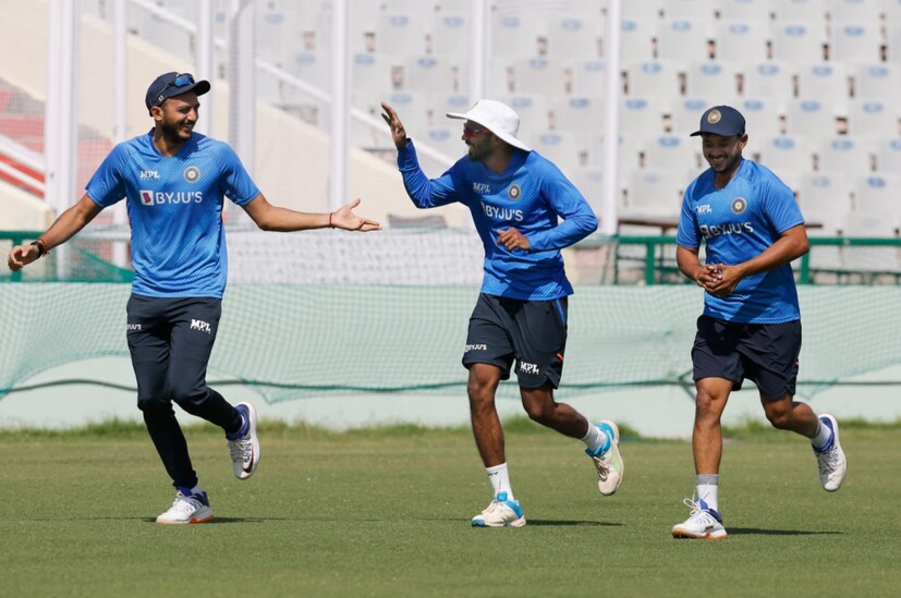 অক্ষর প্যাটেলের সঙ্গে প্রিয়াঙ্ক পাঞ্চাল। বেঙ্গালুরুতে।