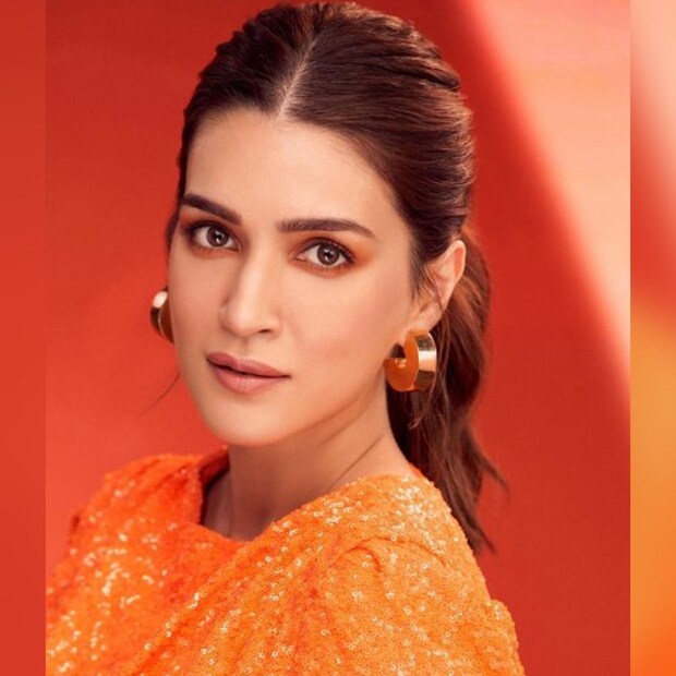 এমন ছবি পোস্ট করে অর্থপূর্ণ ক্যাপশনও লিখলেন কৃতী। তাঁর কথায়, অরেঞ্জ ইজ দ্য নিউ ব্ল্যাক। তার সঙ্গে হ্যাশট্যাগ ব্যবহার করে লিখলেন, #BPPomotion