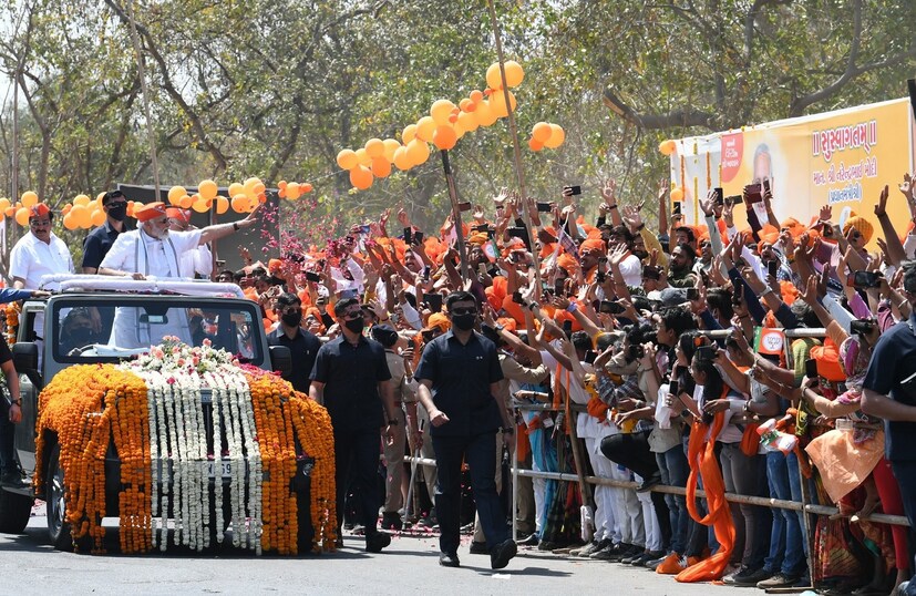 মোদি জানিয়েছেন গুজরাত গান্ধিজি ও সর্দার বল্লব ভাই পটেলের ভূমি ৷ গান্ধিজি সর্বদা গ্রামের বিকাশ ও গ্রামকে স্বনির্ভর করার জন্য জোর দিতেন ৷ আজ যেখানে আমরা সবাই স্বাধীনতার ৭৫ বছর পার করেছি গান্ধিজির গ্রামীণ বিকাশের স্বপ্নপূরণের সময় এসেছে ৷ এবার সেই স্বপ্নপূরণ করতে হবে আমাদের ৷ 