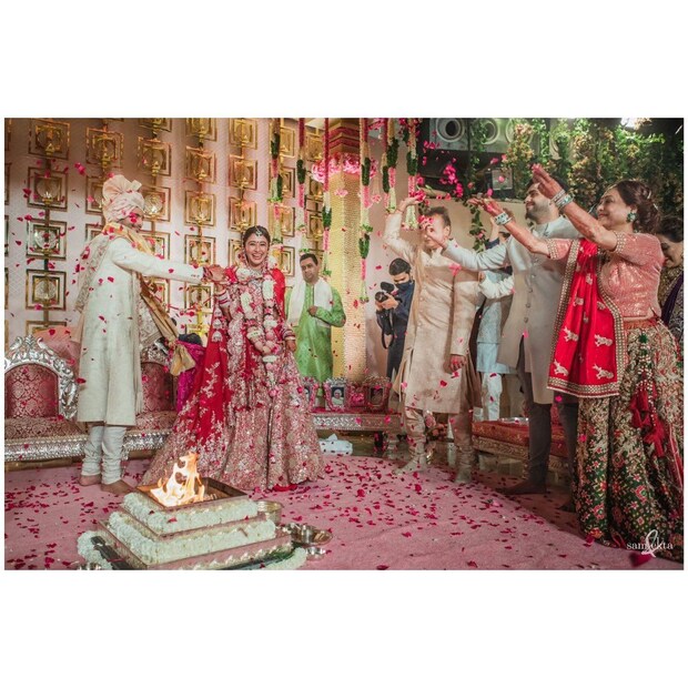 *আনমোল অম্বানির (Anmol Ambani) সাত পাকে বাঁধা পড়েছেন কৃষ্ণা শাহের (Khrisha Shah) সঙ্গে। ছবিতে বন্ধুদের সঙ্গে কৃষ্ণা এবং আনমোলকে খোশ মেজাজে দেখা গিয়েছে। (Image: Instagram)