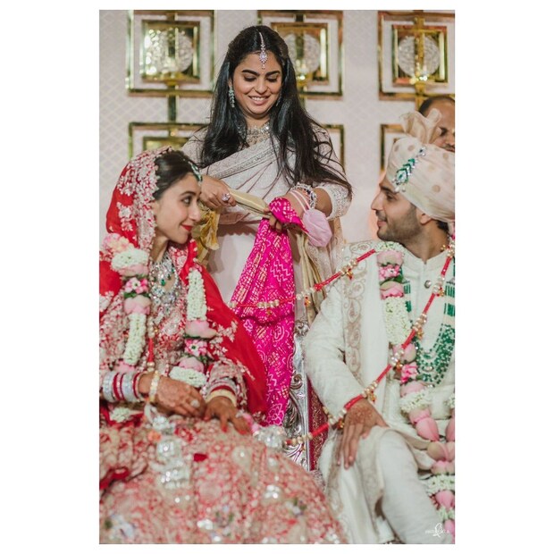 *আনমোল এবং কৃষ্ণার গাঁটছড়া বাঁধছেন ঈশা অম্বানি। (Image: Instagram)