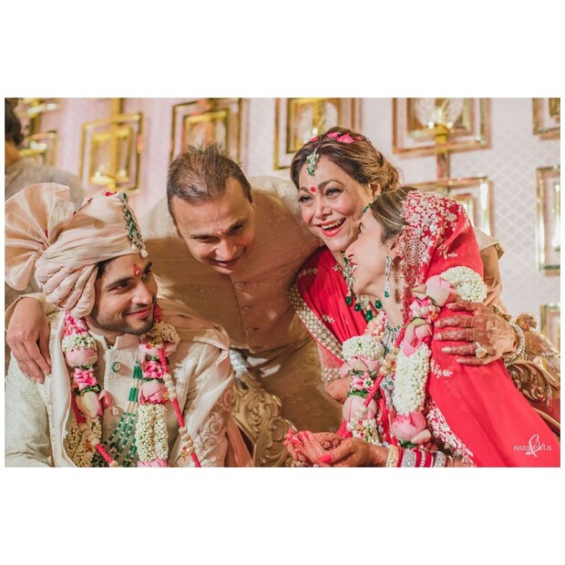 *নবদম্পতিকে ভালবাসার বাহুডোরে বেঁধেছেন টিনা (Tina Ambani) এবং অনিল অম্বানি (Anil Ambani)। (Image: Instagram)