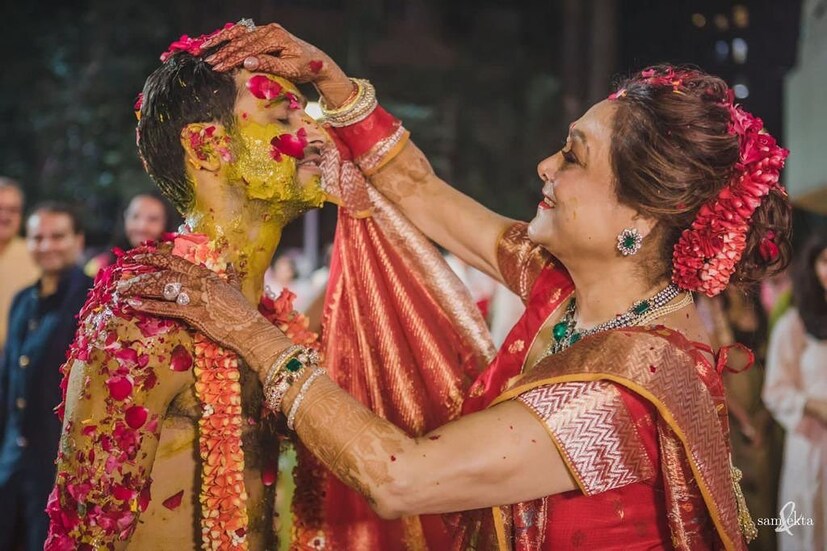 *আনমোলের গায়ে হলুদে মায়ের স্নেহপরশ। (Image: Instagram)