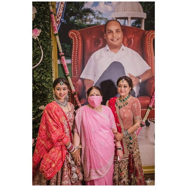 *পর পর তিন প্রজন্মের পুত্রবধূ। মধ্যেখানে অনিল অম্বানির মা কোকিলাবেন অম্বানির (Kokilaben Ambani) একপাশে পুত্রবধূ টিনা অম্বানি এবং অপর পাশে পৌত্রবধূ কৃষ্ণা শাহ। (Image: Instagram)