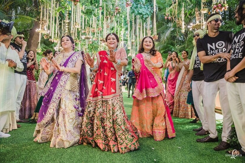 *বন্ধু এবং বোনেদের সঙ্গে টিনা অম্বানির ডান্স পারফর্মেন্স। (Image: Instagram)