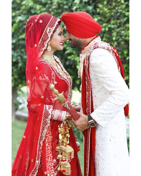 এর পর একদিন হঠাত্ করেই হরভজনের কাছে আইপিএলের দুটি টিকিট চেয়ে বসেন গীতা। ভাজ্জি সুযোগ ছাড়েননি। টিকিট দিয়ে বন্ধুত্ব বাড়িয়ে নেন। এর পরই গীতাকে একদিন প্রোপোজ করেন। তবে গীতা জানিয়ে দেন, তিনি তৈরি নন। অভিনয়ে ফোকাস করতে চান।