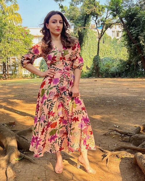 *ফ্লোরাল প্রিন্টের ওয়ান-পিসে সোহা আলি খান। (Image: Instagram)