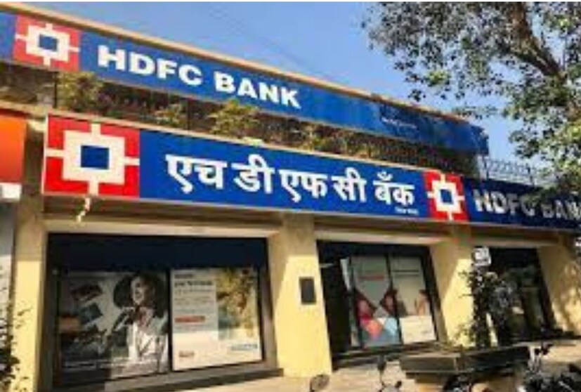 এইচডিএফসি ব্যাঙ্ক  বেসরকারি খাতের বৃহত্তম ব্যাঙ্ক এইচডিএফসি ব্যাঙ্কও সাশ্রয়ী মূল্যে ঋণের প্রস্তাব দিচ্ছে। মার্চ মাসে ১৬ শতাংশ হারে ঋণ দিচ্ছে এই ব্যাঙ্ক। ঋণের উপর ব্যাঙ্কের ৪৯৯ টাকা প্রসেসিং ফি নেওয়া হচ্ছে। HDFC ব্যাঙ্ক ৬ থেকে ৪৮ মাসের জন্য ৭৫ লক্ষ টাকা পর্যন্ত ঋণ দিচ্ছে।