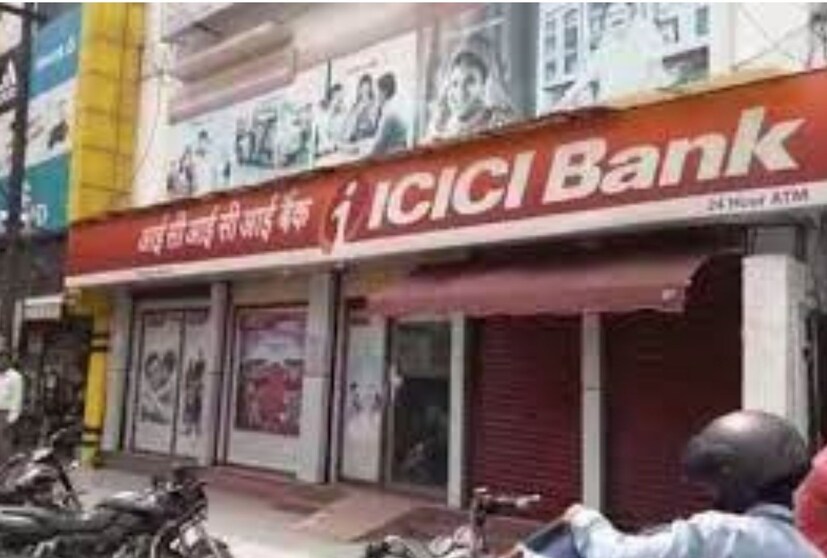 আইসিআইসিআই ব্যাঙ্ক  ICICI ব্যাঙ্ক ১৬ শতাংশ হারে ব্যবসায়িক ঋণ অফার করছে। আপনি ব্যাঙ্ক থেকে ৪০ লক্ষ টাকা পর্যন্ত ঋণ পেতে পারেন। এটি পরিশোধ করতে ৬ থেকে ৪৮ মাস সময় লাগবে। ব্যাঙ্কের দেওয়া সুদও নির্ভর করবে ঋণের পরিমাণ এবং ব্যবসার মোডের উপর।