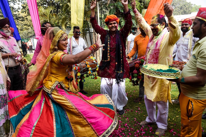 কেন্দ্রীয় মন্ত্রী মুকতার আব্বাস নকভি নয়াদিল্লিতে নিজের বাড়িতে দোল উৎসবে সামিল। 